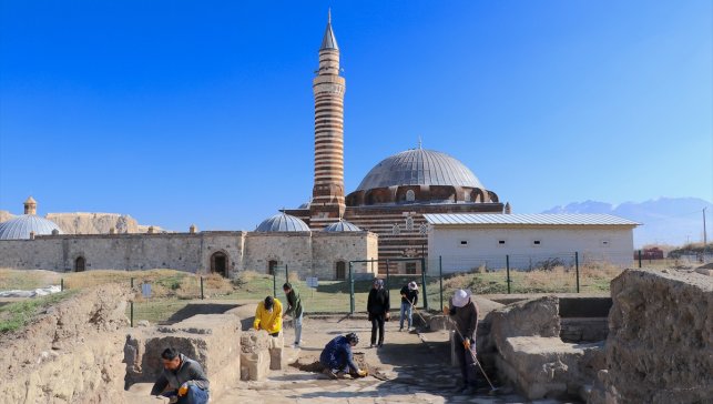 Van'daki Osmanlı kışlasında askerlerin "dokuz taş" oynadığı belirlendi