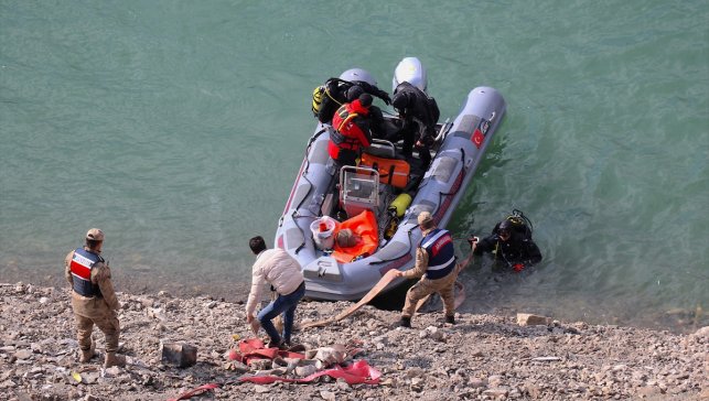 Van'da baraja düşen otomobil vinç yardımıyla çıkarıldı
