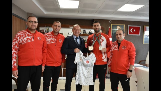 Çakmur'dan olimpiyat fatihine kutlama