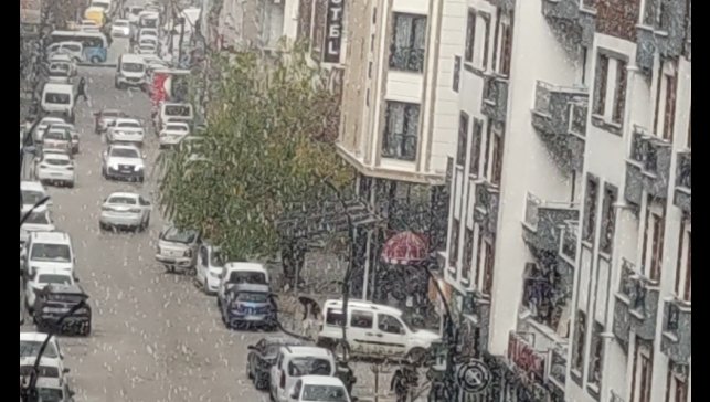 Van'da dolu yağışı şehri beyaza bürüdü