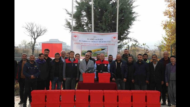 Elazığ'da hayvan üreticilerine kırkım makinası verildi