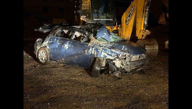 Karayazı'da trafik kazası: 3 yaralı