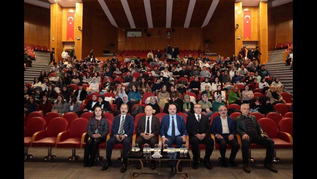 TEDXATATÜRKUNİVERSİTY "Perde" temasıyla katılımcılarla buluştu