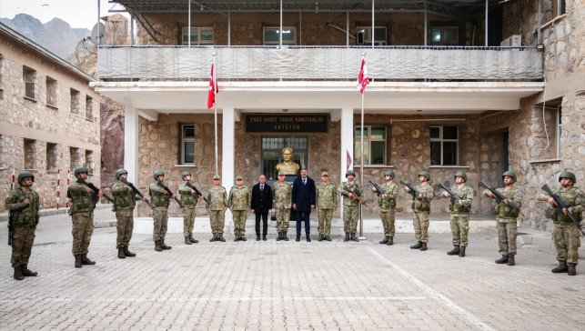 Hakkari Valisi Çelik ve 2. Ordu Komutanı Korgeneral Topaloğlu, Şemdinli'de ziyaretlerde bulundu