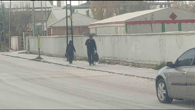 Van'da dolu yağışı şehri beyaza bürüdü