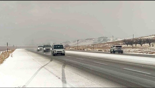 Van-Özalp yoluna dolu yağışı