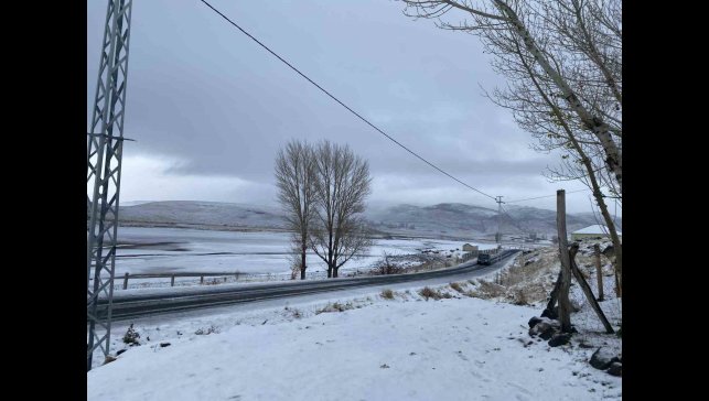 Patnos'ta mevsimin ilk karı yağdı