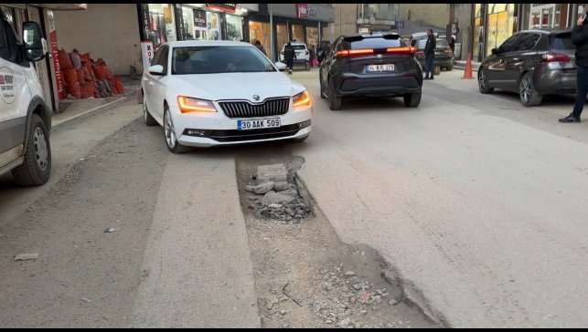 Yüksekova'da doğal gaz kazılarından dolayı yollar kullanılmaz hale geldi