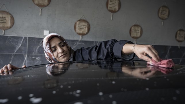 Erzurum'da kadınlar oto yıkama sektörüne adım attı
