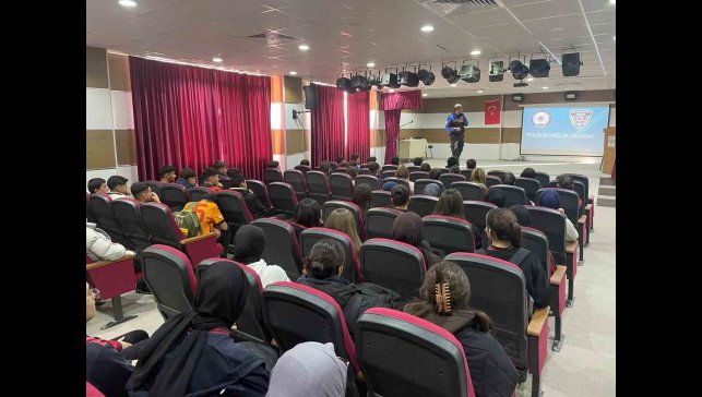 Kars'ta öğrencilere polislik mesleği anlatıldı