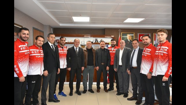 Avrupa üçüncüsü Curling Milli Takımı'ndan Çakmur'a ziyaret