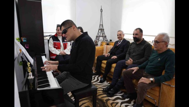 Konservatuvarı dereceyle bitiren görme engelli Mehmet dört enstrümanda ustalaştı
