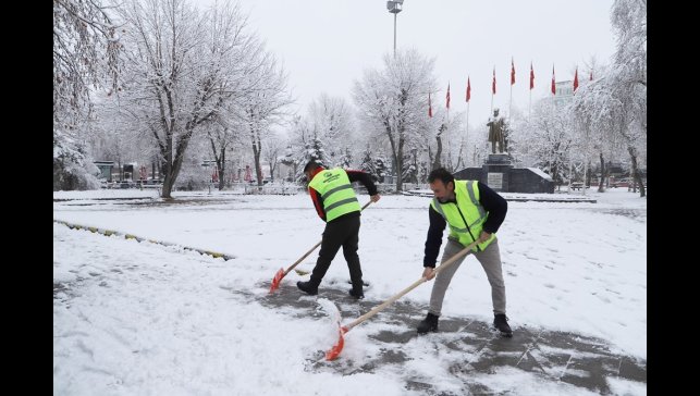 Ardahan'da belediyeden karla mücadele