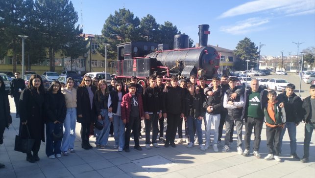 Malatyalı öğrenciler Sivas'ın tarihi mekanlarını gezdi