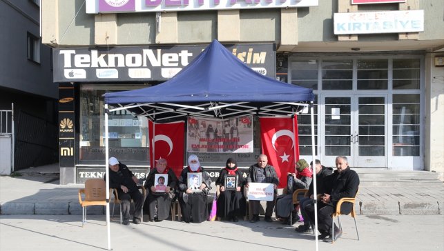 Muş'ta evlatlarına kavuşmak isteyen aileler, DEM Parti önündeki eylemlerini sürdürdü