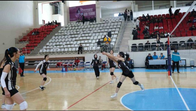 Genç sporcular sahada: Voleybol İl Birinciliği finali devam ediyor