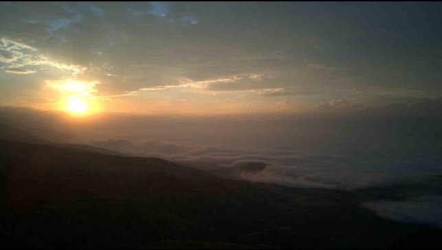 Erzincan'da doğanın muhteşem gösterisi: Sis dağların eteklerine vurdu