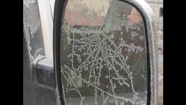 Eksi 17 dereceyi gören kentte araç camları buz tuttu