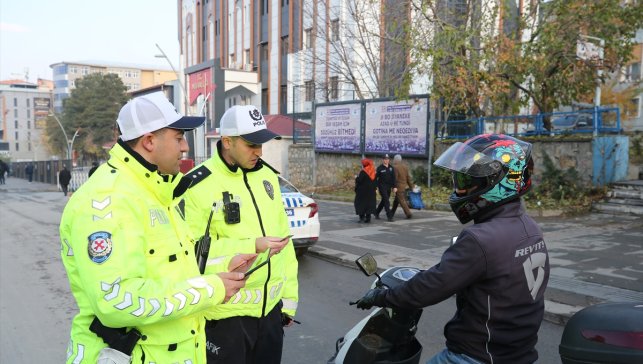 Elleri üşüyen kuryeye eldivenini veren polisin görüntüsü sosyal medyada beğeni topladı
