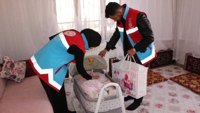 Karlıova'da yeni doğan bebeklere "hoş geldin" hediyesi