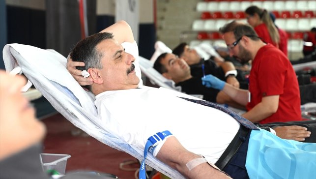 Erzurum'da 45'inci kez kan bağışı yapan Vali Çiftçi'ye plaket verildi