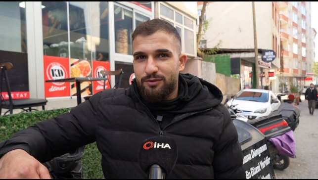 Muş'ta üşüyen kuryeye eldivenini veren polis gönülleri ısıttı