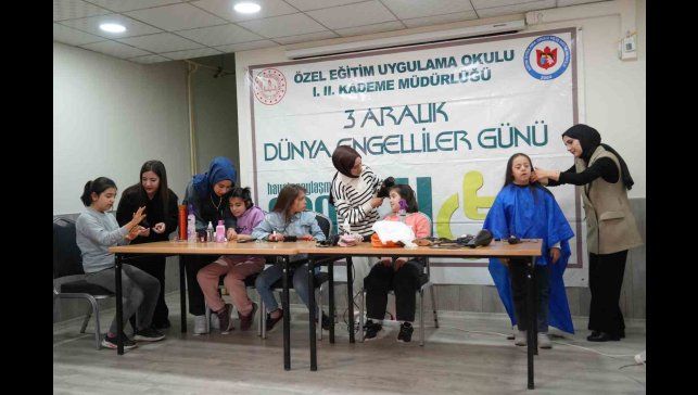 Muş'ta özel çocuklara kuaför sürprizi