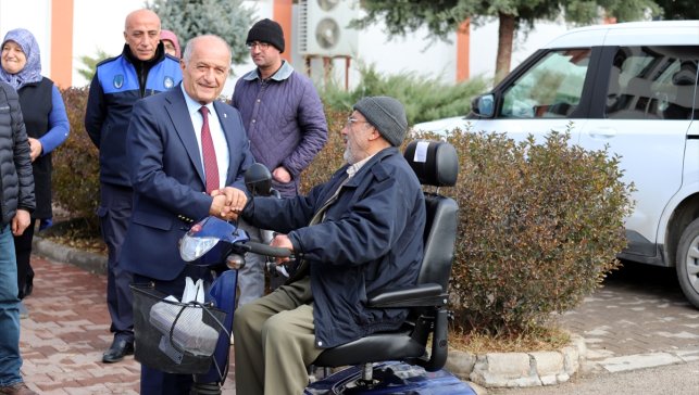 Hekimhan Belediyesi'nden engelli vatandaşlara akülü tekerlekli sandalye hediyesi