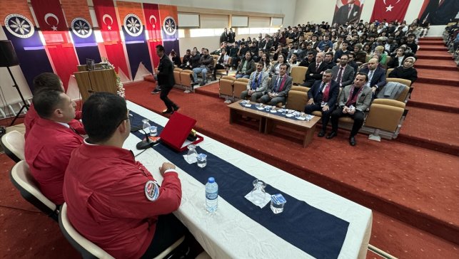 Ardahan Üniversitesi'nde TEKNOFEST'te başarı sağlamak için tecrübe paylaşımı yapıldı