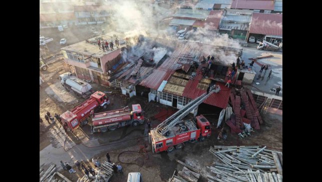Tatvan'da kereste dükkanında yangın