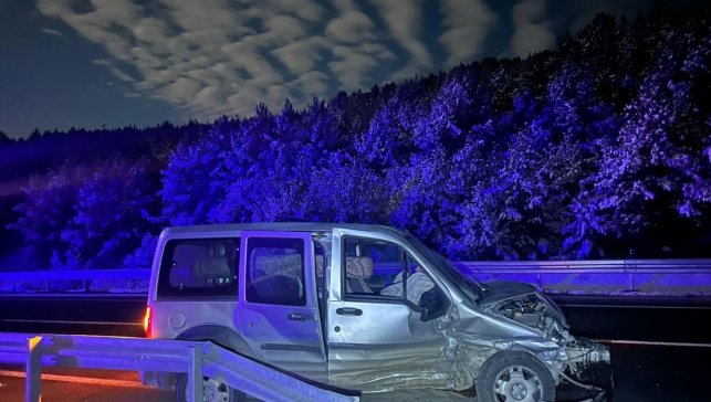 Ardahan'da bariyerlere çarpan hafif ticari araçtaki 4 kişi yaralandı