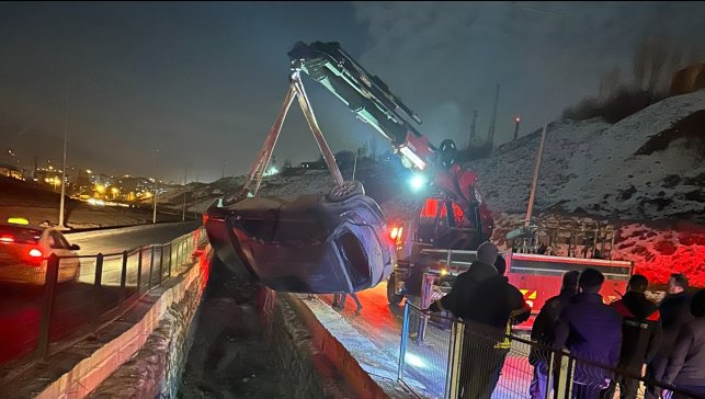 Kontrolden çıkan otomobil su kanalına düştü: 1 yaralı