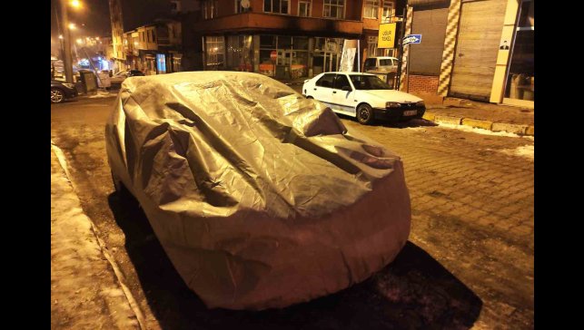 Dondurucu soğuklara karşı araçlar battaniye ve brandayla korunuyor