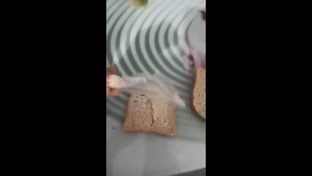 Elazığ'da ekmeğin içerisinden poşet çıktı