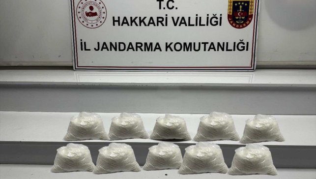 Hakkari'de 9 kilo 890 gram sentetik uyuşturucu ele geçirildi