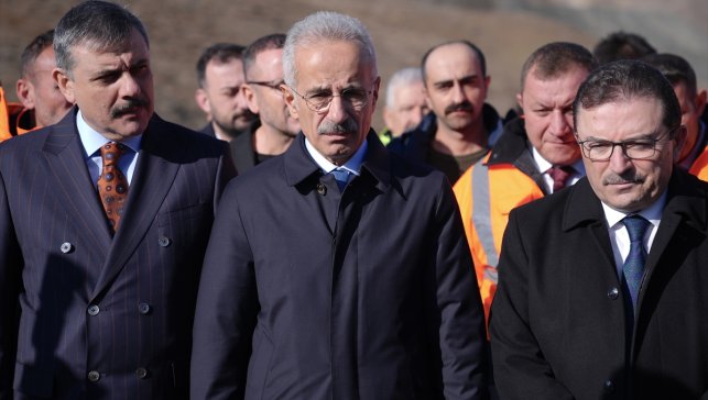 Ulaştırma ve Altyapı Bakanı Uraloğlu, Erzurum'daki Dallıkavak Tüneli'ni inceledi: