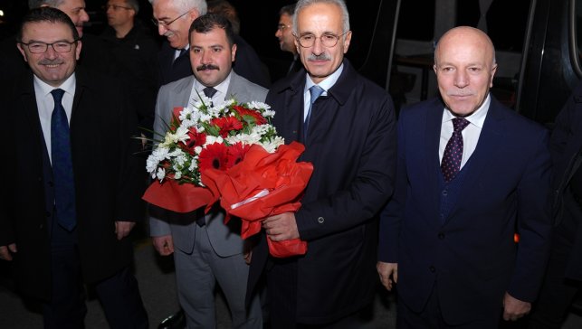 Ulaştırma ve Altyapı Bakanı Uraloğlu, Erzurum'da AK Parti İl Başkanlığı'nda konuştu: