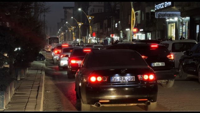 Yüksekova'da trafik çileye döndü