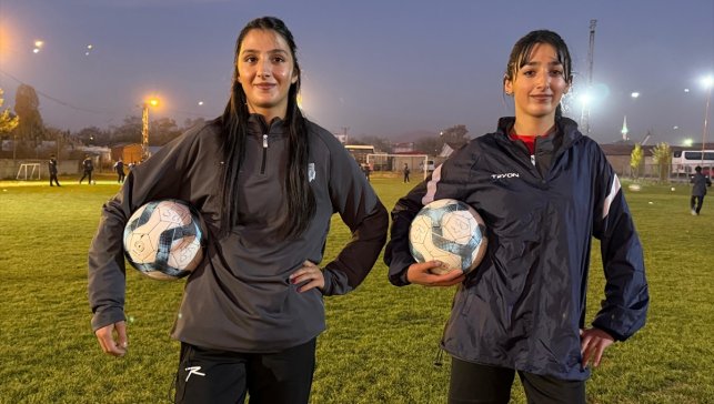 Aynı takımda top koşturan ikiz kızların hedefi milli formayı giymek
