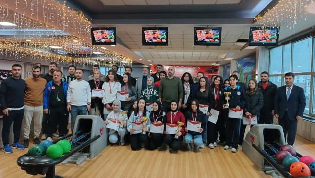Tatvan'da öğrenciler için bowling turnuvası yapıldı