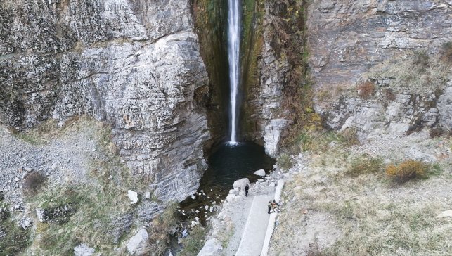 Bitlis'te 56 metre yüksekten akan Gümüşkanat Şelalesi ziyaretçilerini bekliyor