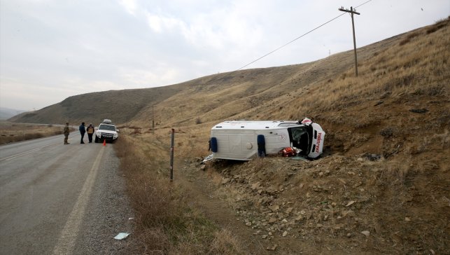 Muş'ta devrilen ambulanstaki 3 sağlık personeli yaralandı