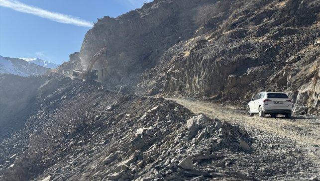 Yüksekova'da Tokağaç mezrasının yol sorunu çözülüyor