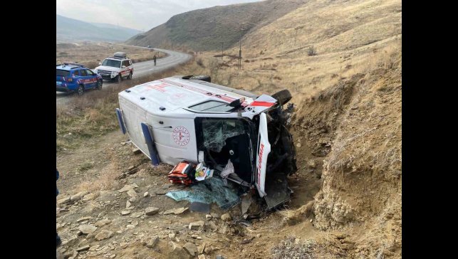 Muş'ta ambulans devrildi: 3 yaralı