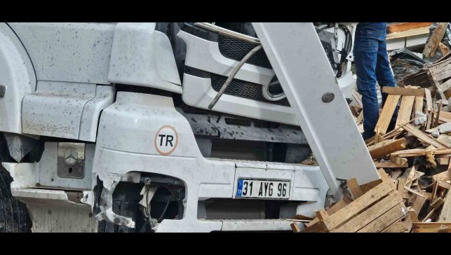 Adilcevaz'da tavuk eti yüklü tır kaza yaptı: Sürücü yaralandı, tavuklar çevreye dağıldı