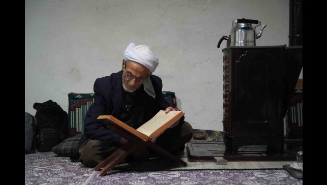 Muş'ta 86 yaşındaki Rüstem dede 50 yıldır sadece çay ve gofretle yaşamını sürdürüyor