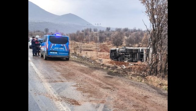 Malatya'da kontrolden çıkan kamyon devrildi: 1 yaralı