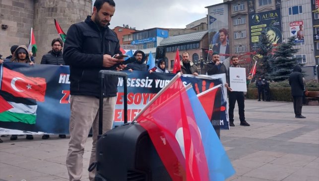 Erzurum'da sağlık çalışanları 108 haftadır Gazze için "sessiz yürüyüş"lerini sürdürüyor