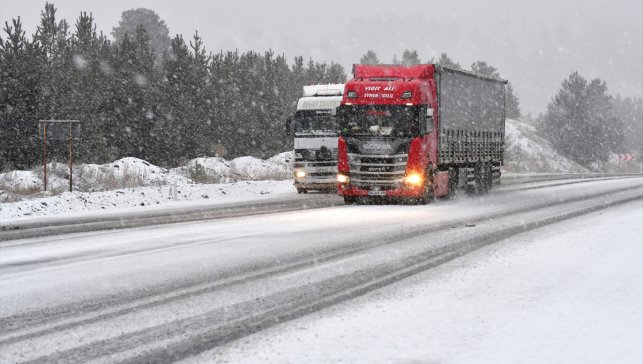 Kars ve Ardahan'da kar yağışı etkili oluyor