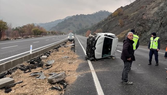 Malatya'da devrilen otomobildeki 4 kişi yaralandı